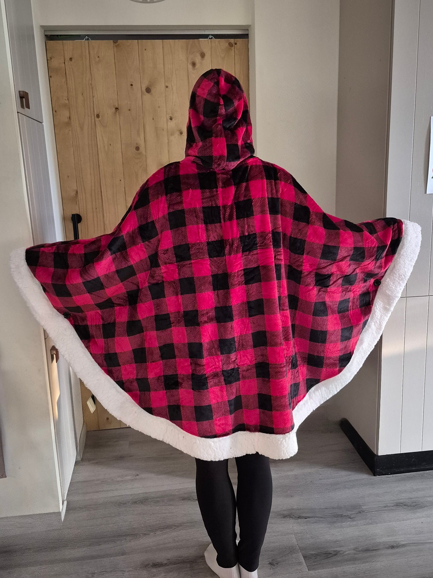 Warme Poncho - deken met capuchon: Geruit rood / Fleece voor de winterdagen