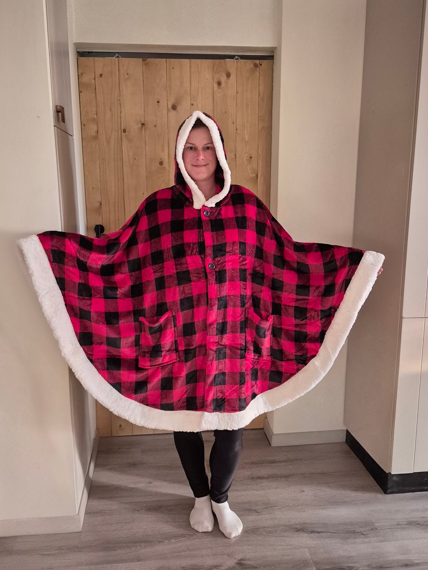 Warme  Poncho - deken met capuchon: Geruit rood / Fleece voor de winterdagen
